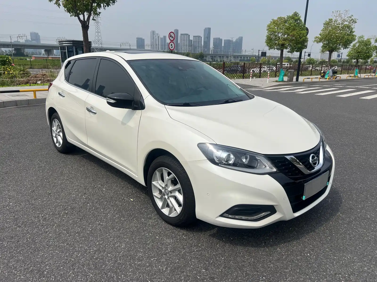Photo 3 - Nissan Tiida