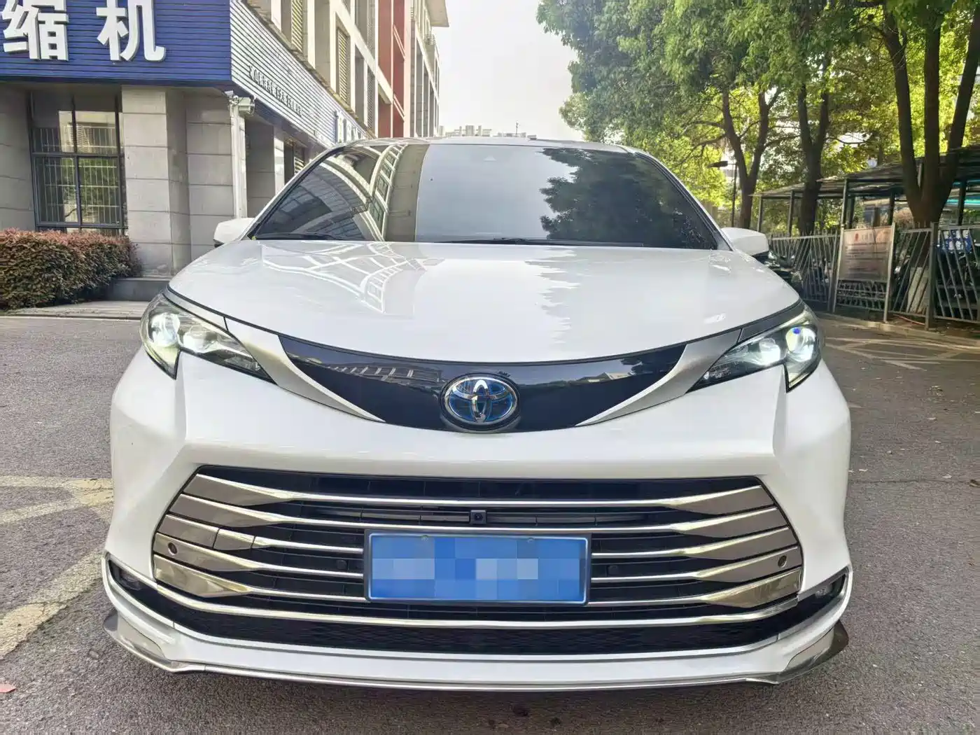 Toyota Sienna 2023 2.5L Hybrid Luxury Welfare Edition фото 2