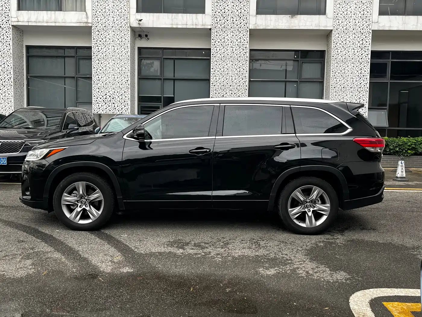 TOYOTA HIGHLANDER