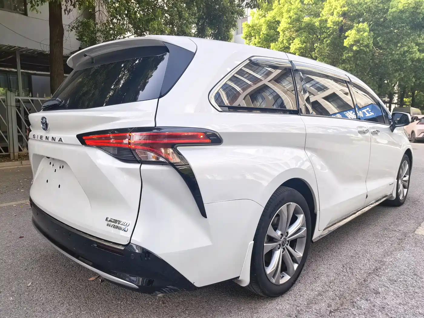 Toyota Sienna 2023 2.5L Hybrid Luxury Welfare Edition фото 33