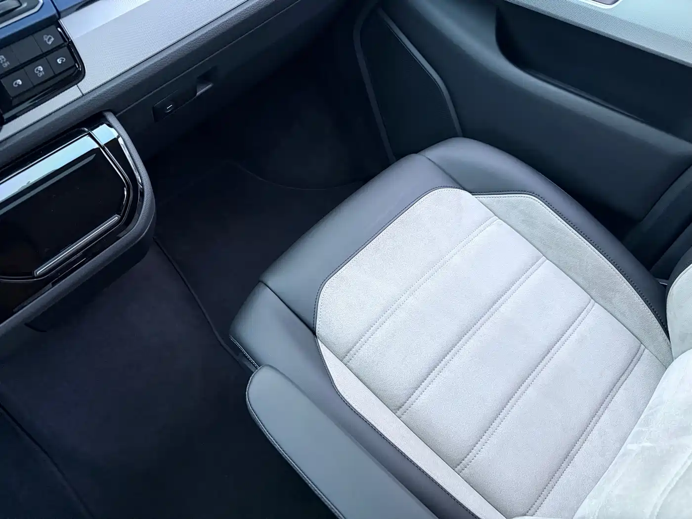 Volkswagen Multivan 2019 2018 2.0TSI 4WD Leisure Edition 7-Seater