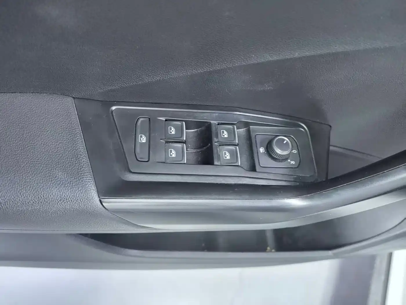 VOLKSWAGEN T ROC EXPLORING SONGS