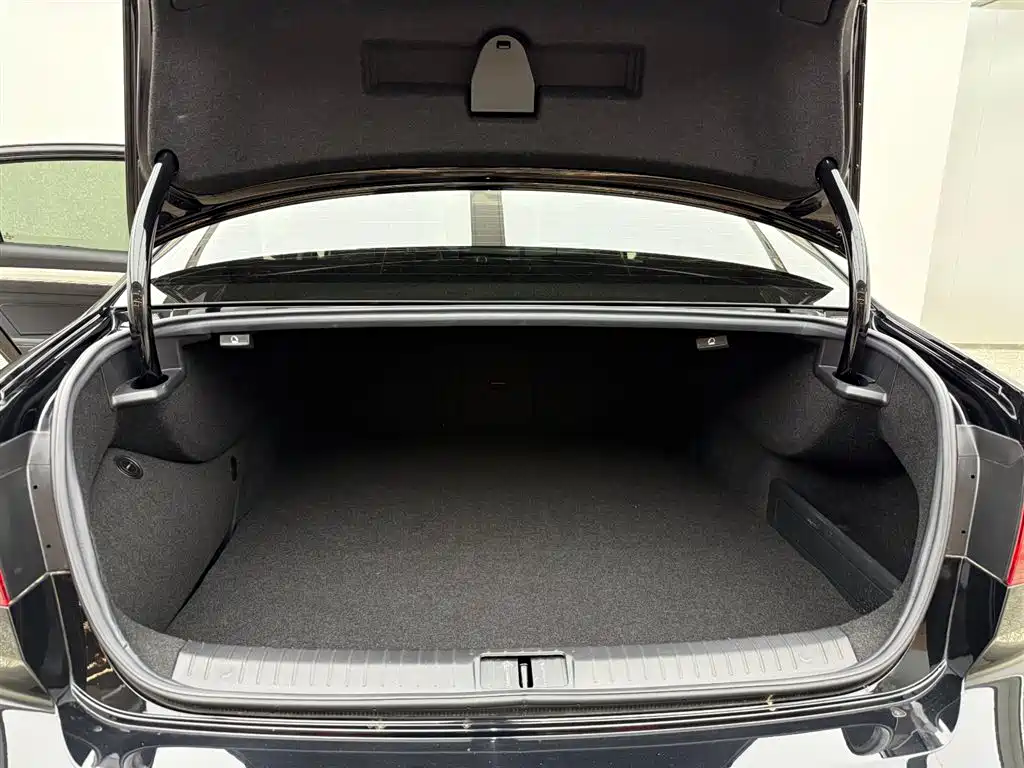 VOLKSWAGEN MAGOTAN GTE PLUG IN HYBRID