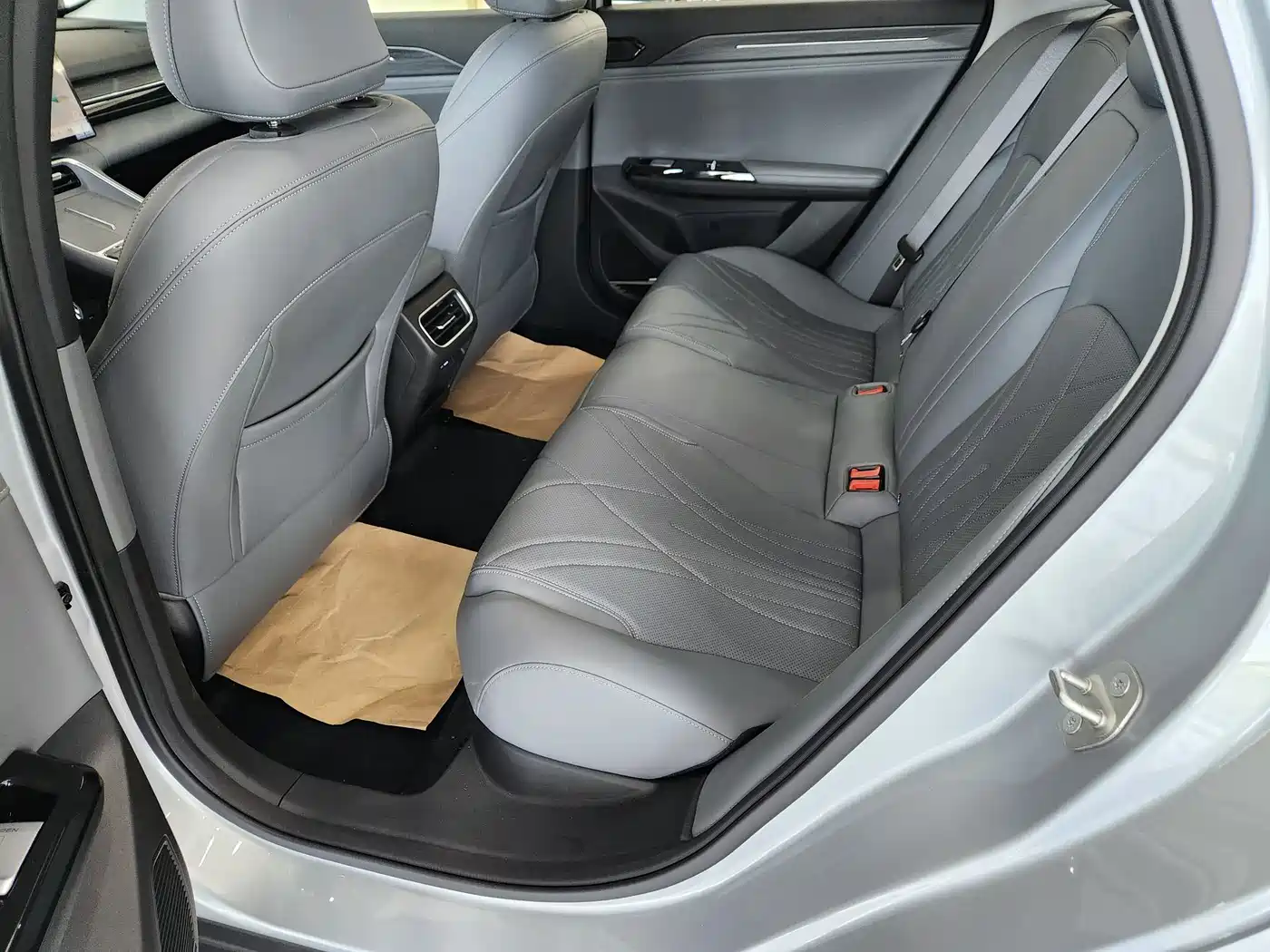 Geely Galaxy Galaxy L6 2025 EM-i 140km Explorer+ Edition фото 8