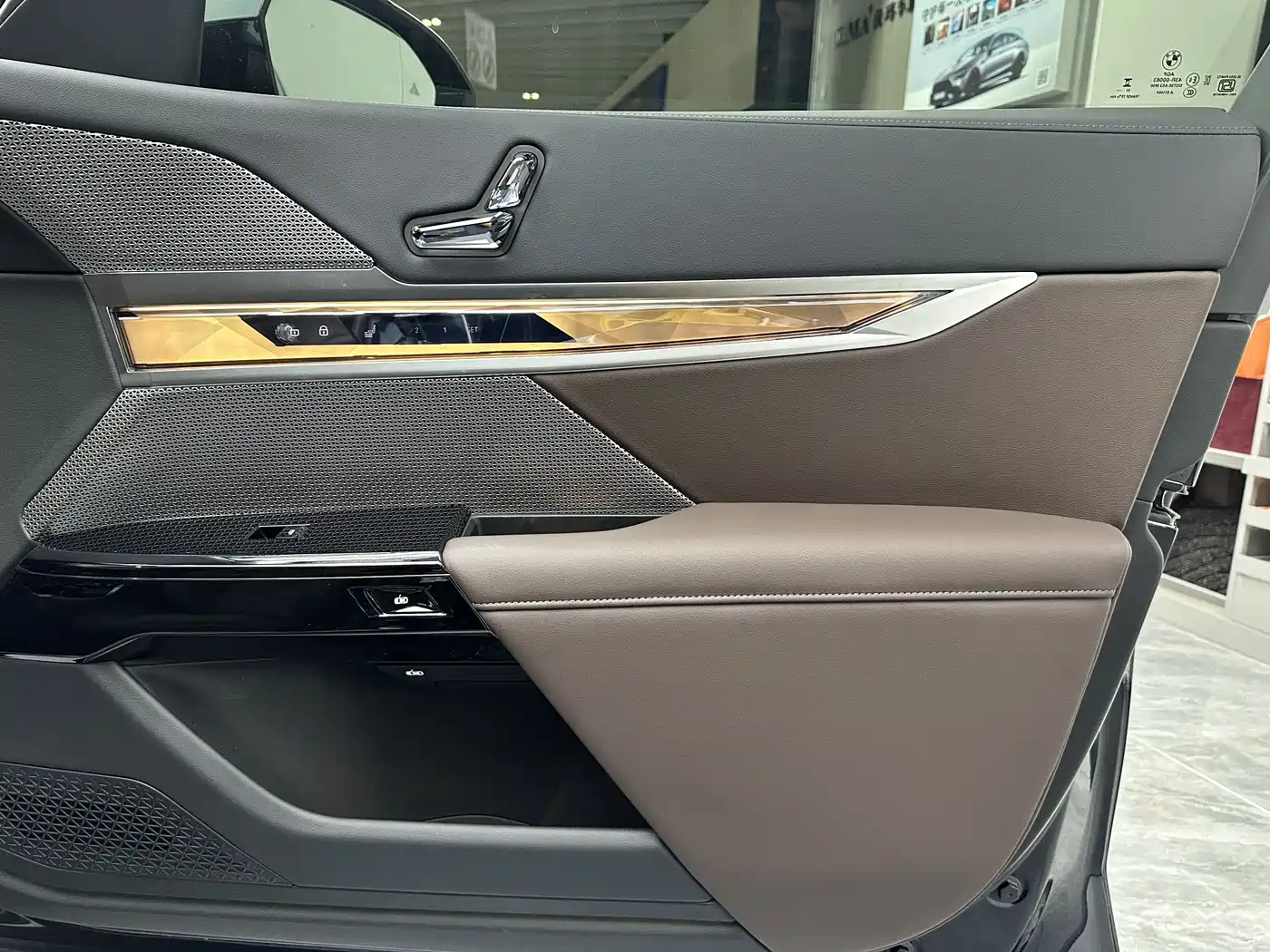 BMW 7 Series 2023 Model 735Li Luxury Package фото 24