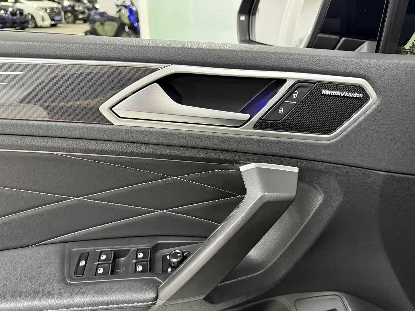 Volkswagen Tiguan L 2023 330TSI Auto 2WD R-Line Premium Edition фото 9