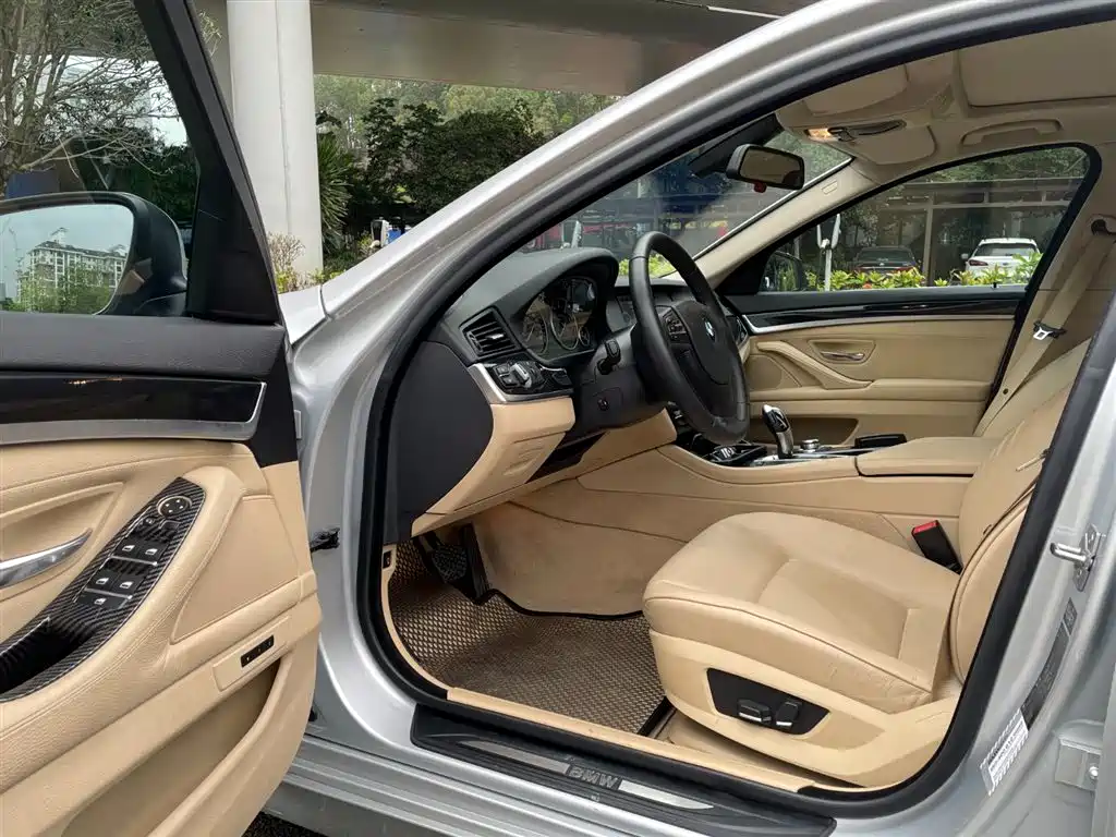 BMW 5 Series 2011 523Li Leading фото 8