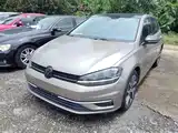 Photo 2 - Volkswagen Golf
