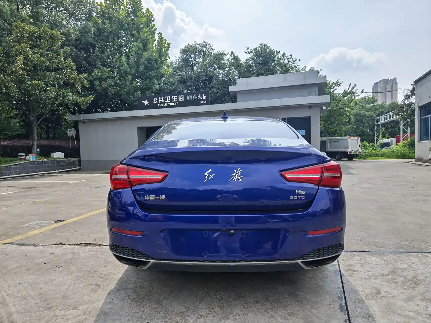 Фото 11 - Hongqi H5