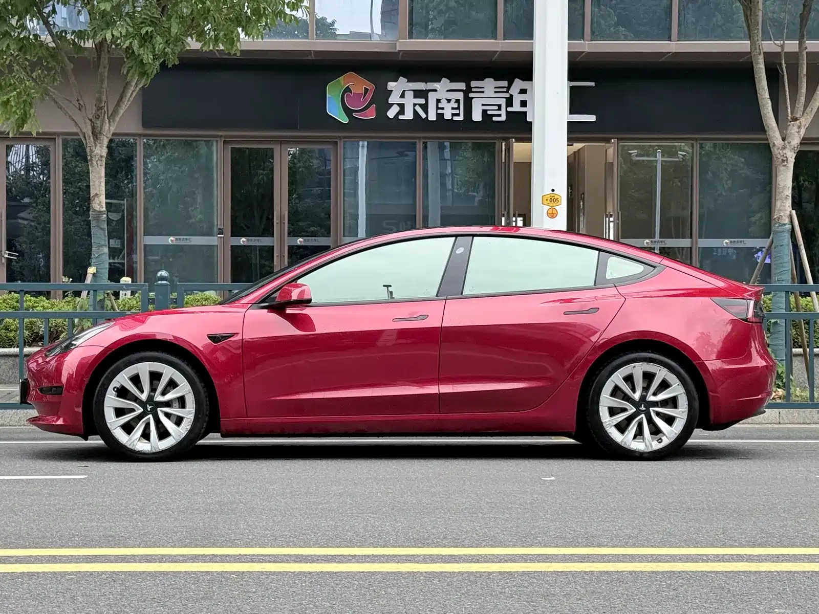 Фото 3 - Tesla Model 3