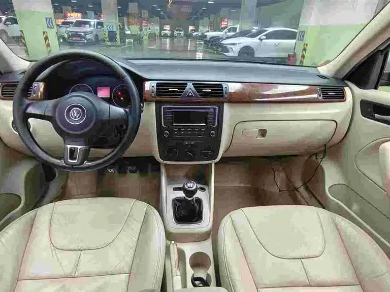 Volkswagen Bora 2012 1.6L Manual Comfort Value Edition фото 9