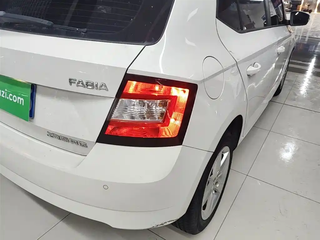 Škoda Fabia 2017 1.4L Auto Car Enjoy Edition фото 8