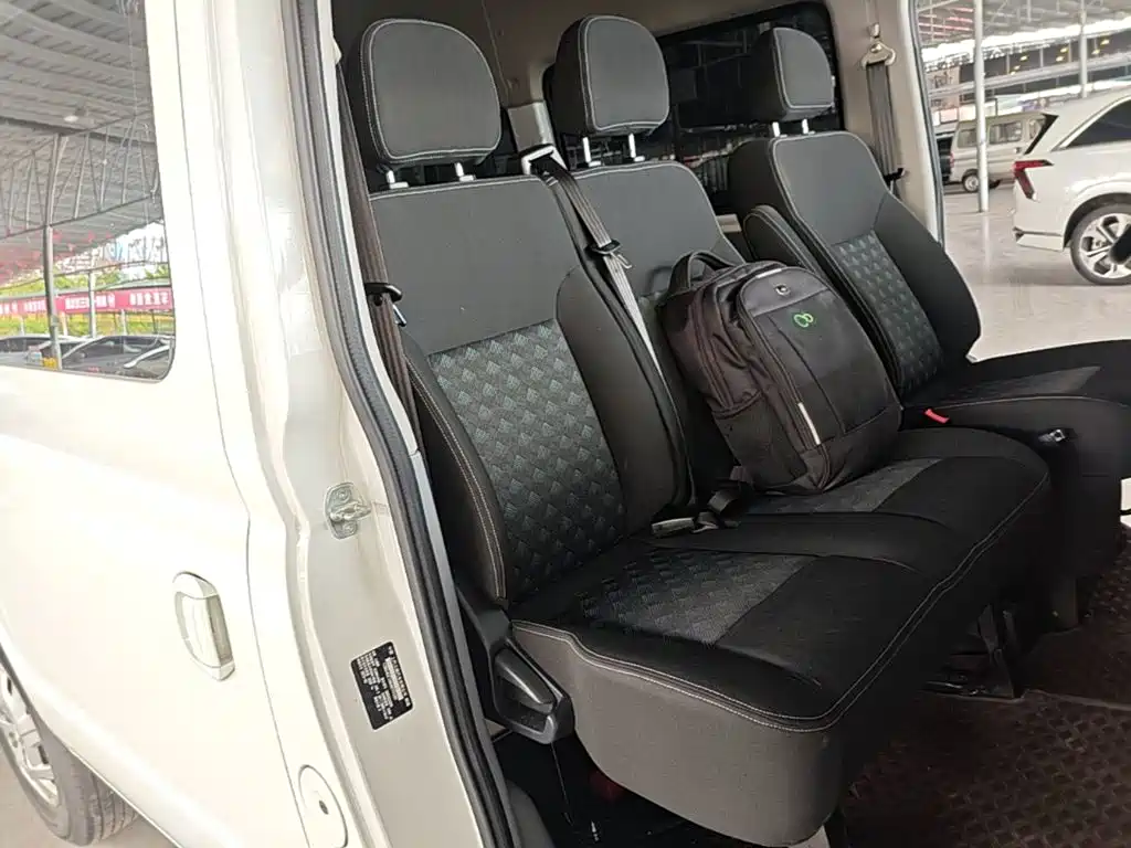 SAIC Maxus Xintu V80 2025 2025 PRO Aoyun 2.0T AMT Short Wheelbase Medium Roof 5/6-Seater
