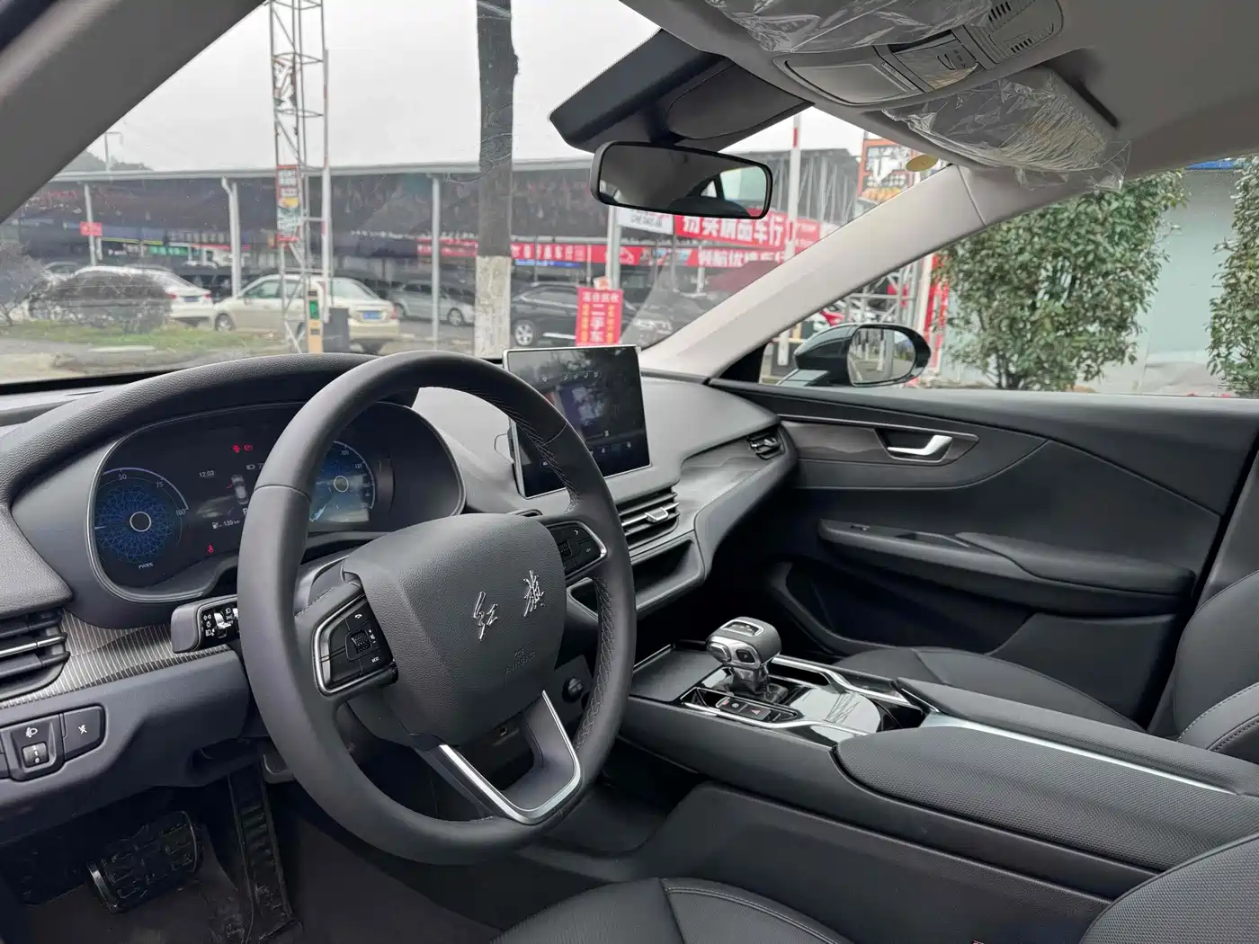 Фото 6 - Hongqi E-QM5