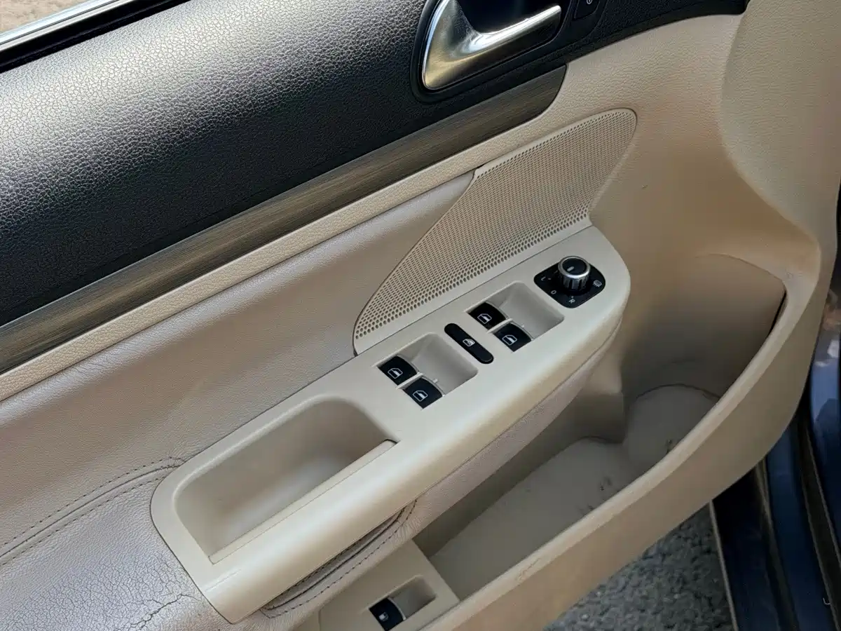 Volkswagen Sagitar 2011 2011 1.6L Auto Comfort