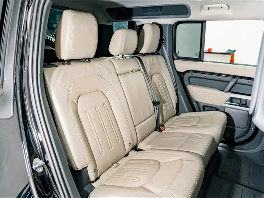 Land Rover Defender 2021 110 P400 Dark Special Edition фото 26