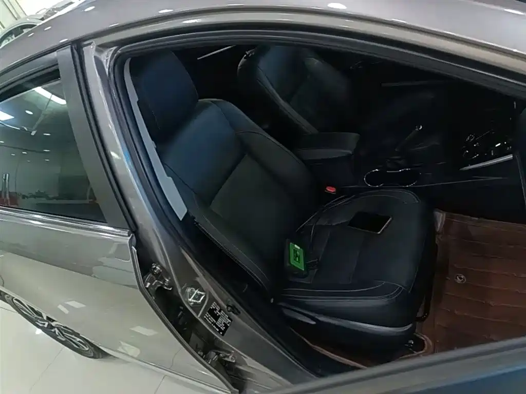 Toyota Corolla Twin Engine E+ 2019 1.8L E-CVT Luxury Edition фото 25