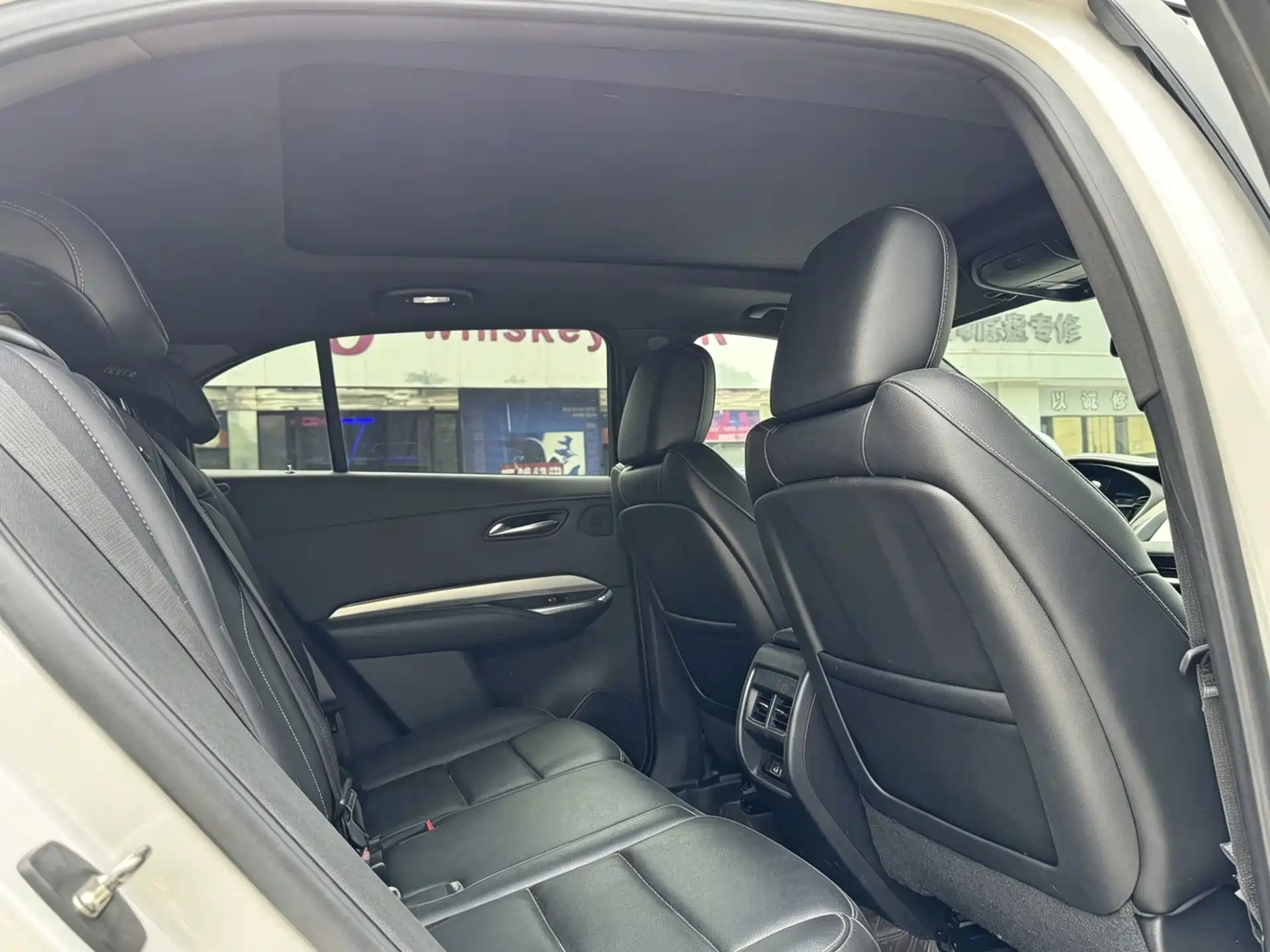 Photo 10 - Cadillac XT4