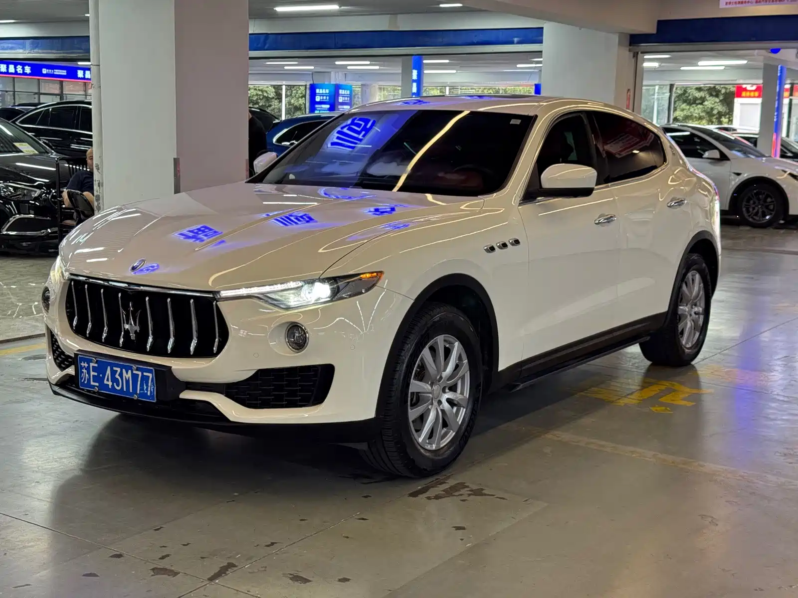 Photo 2 - Maserati Levante