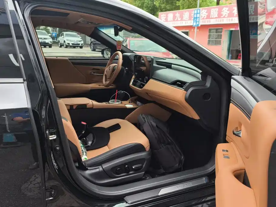 Lexus ES 2026 2025 200 Ultimate Edition