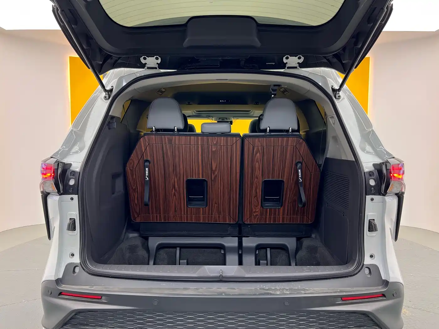 Toyota Granvia 2023 2.5L Hybrid Comfort Edition фото 27