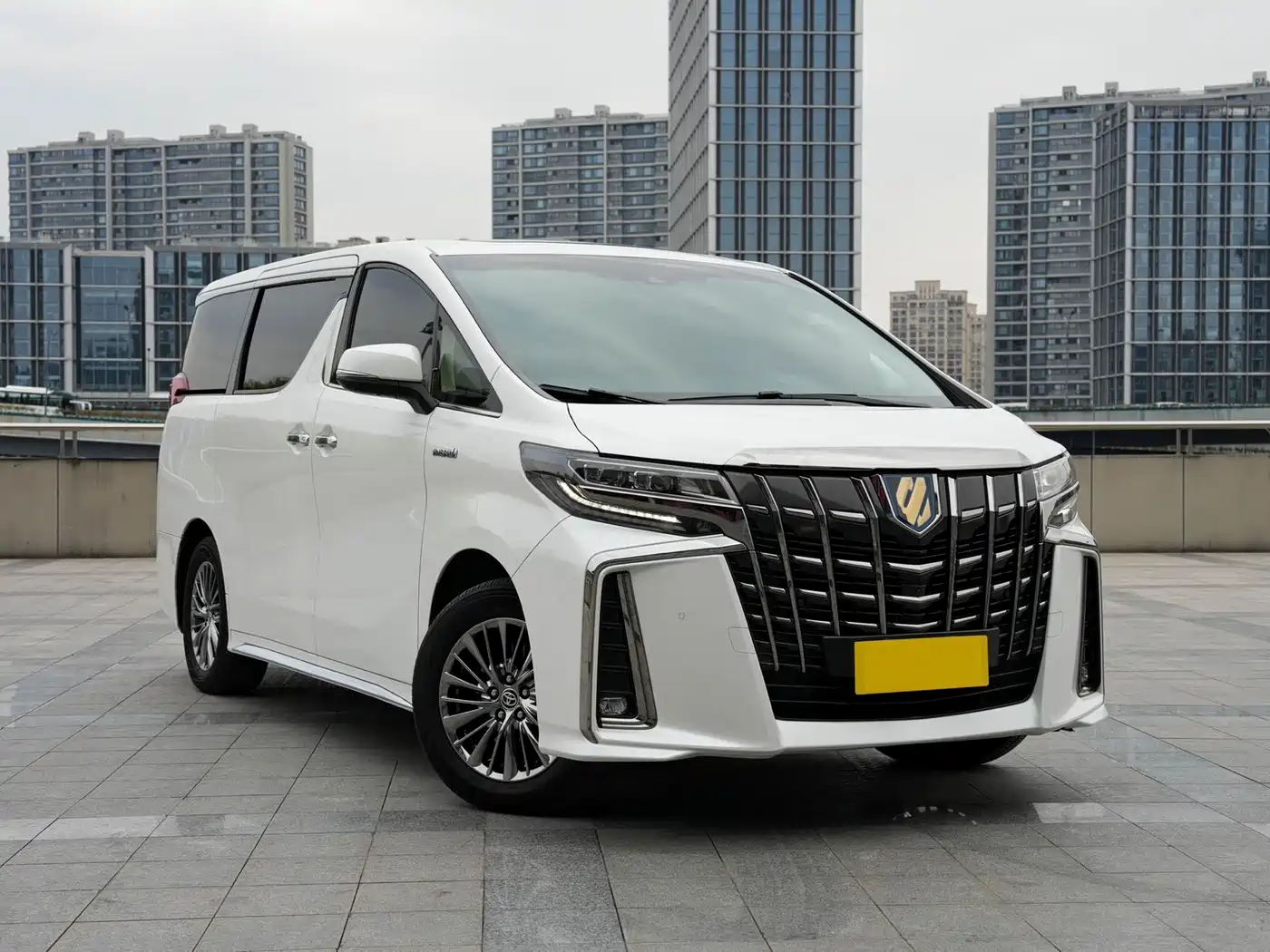 Toyota Alphard 2023 Dual Hybrid 2.5L Ultimate Gold Edition фото 3