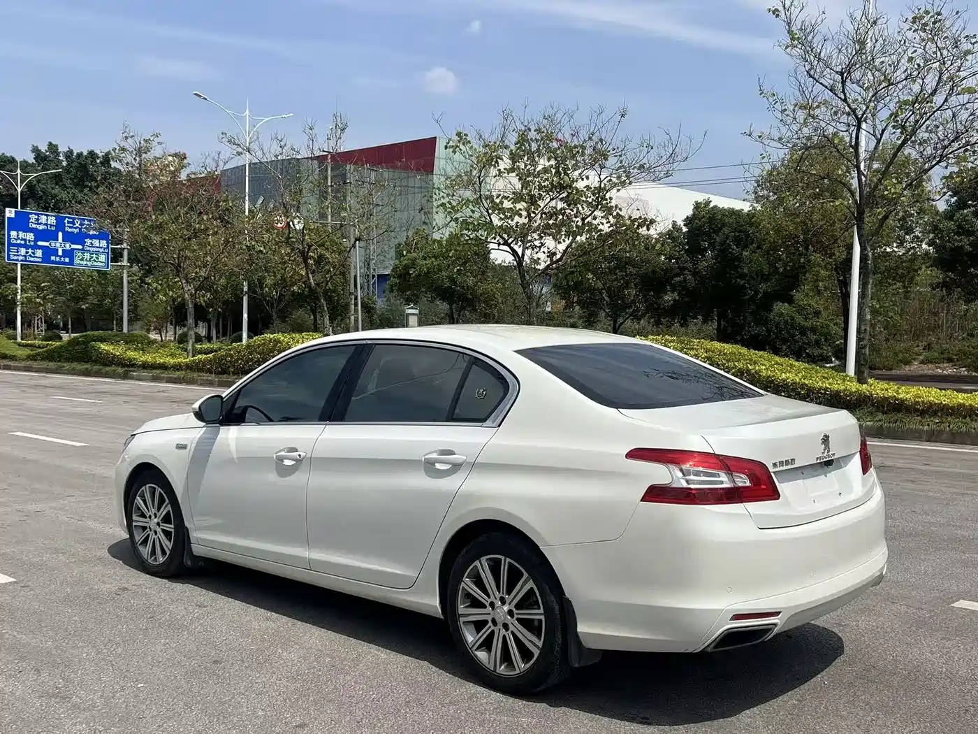 Peugeot 408 2016 1.6T Automatic Luxury Edition фото 4