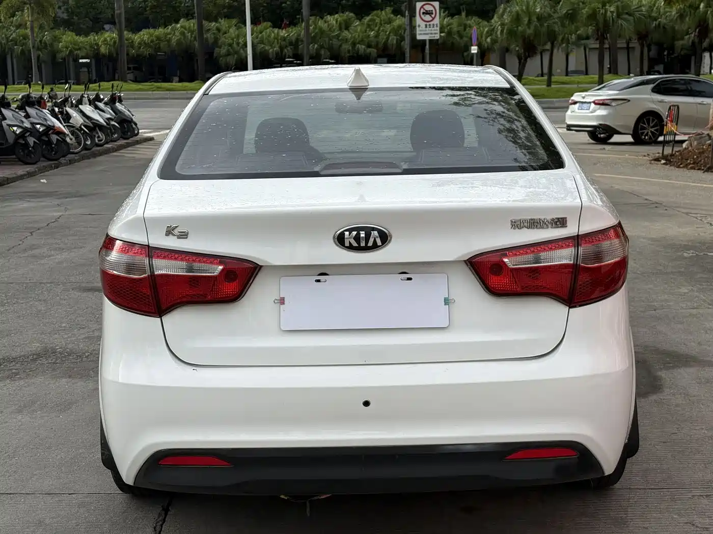 Kia K2 2013 2011 Sedan 1.4L AT GLS