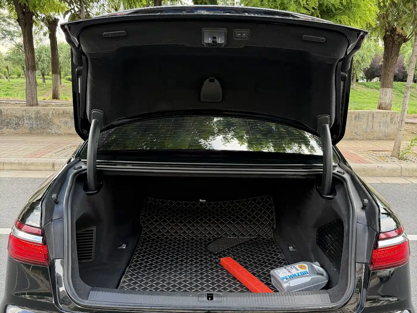 Photo 17 - Audi A8