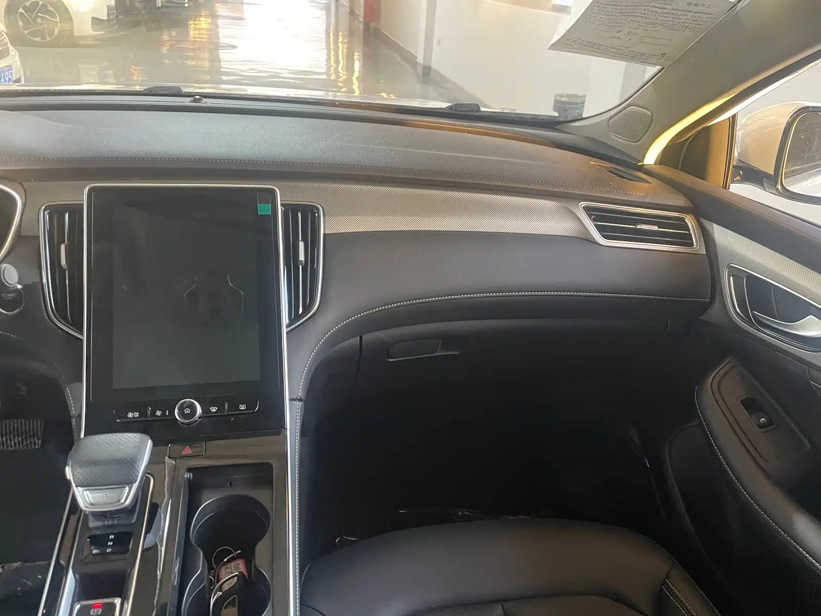 Photo 13 - Roewe i6 MAX EV