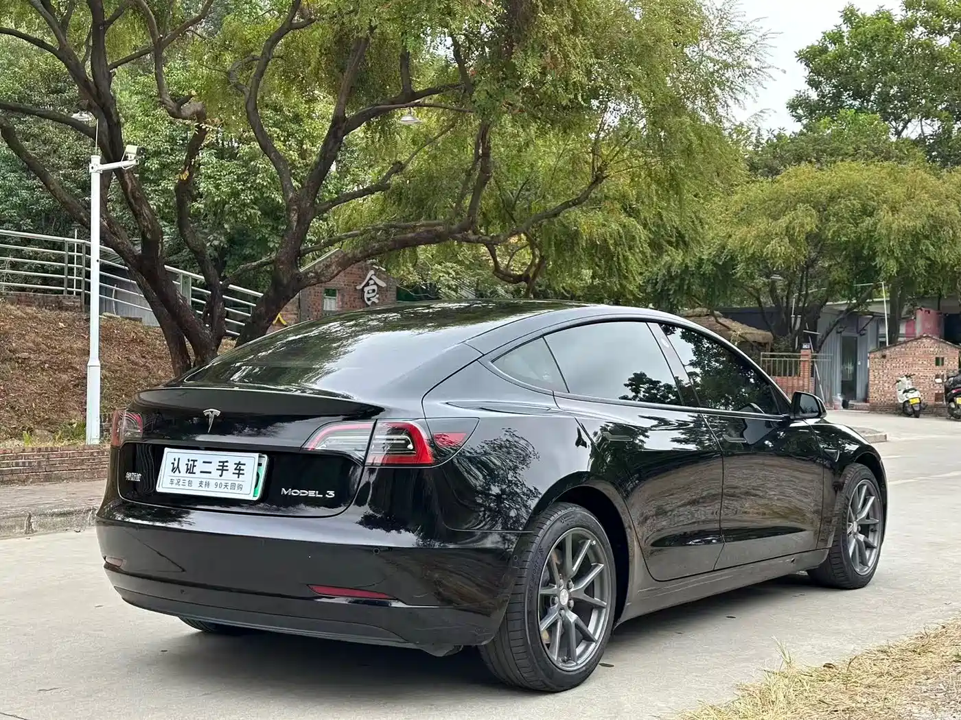 TESLA MODEL 3