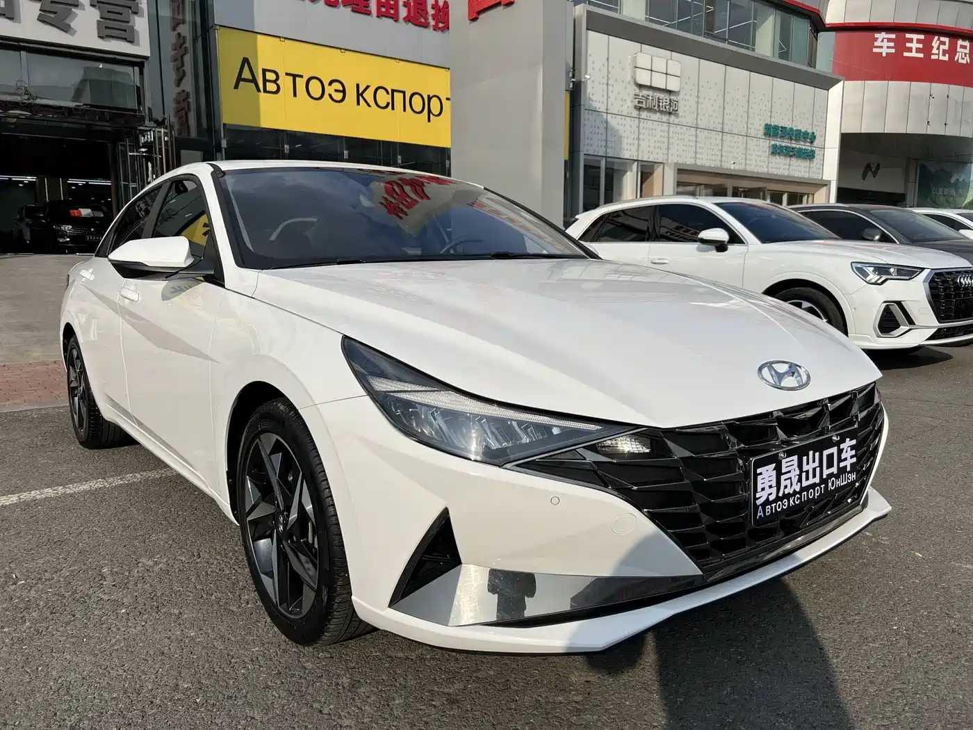 Hyundai Elantra 2023 Model 1.5L CVT LUX Premium Edition фото 3