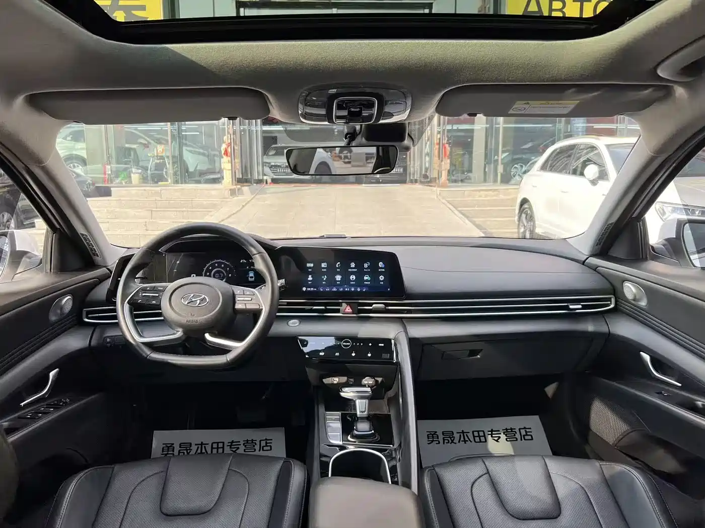 Hyundai Elantra 2023 Model 1.5L CVT LUX Premium Edition фото 11