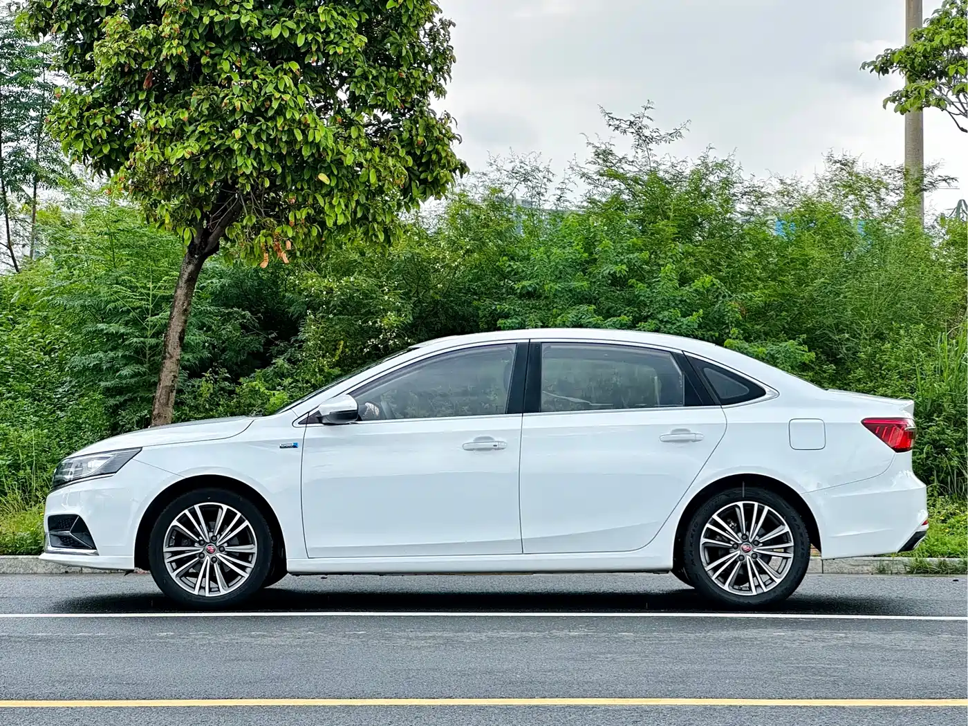 Roewe i6 2021 2020 PLUS 1.6L CVT 4G Connected Glory Holographic Edition