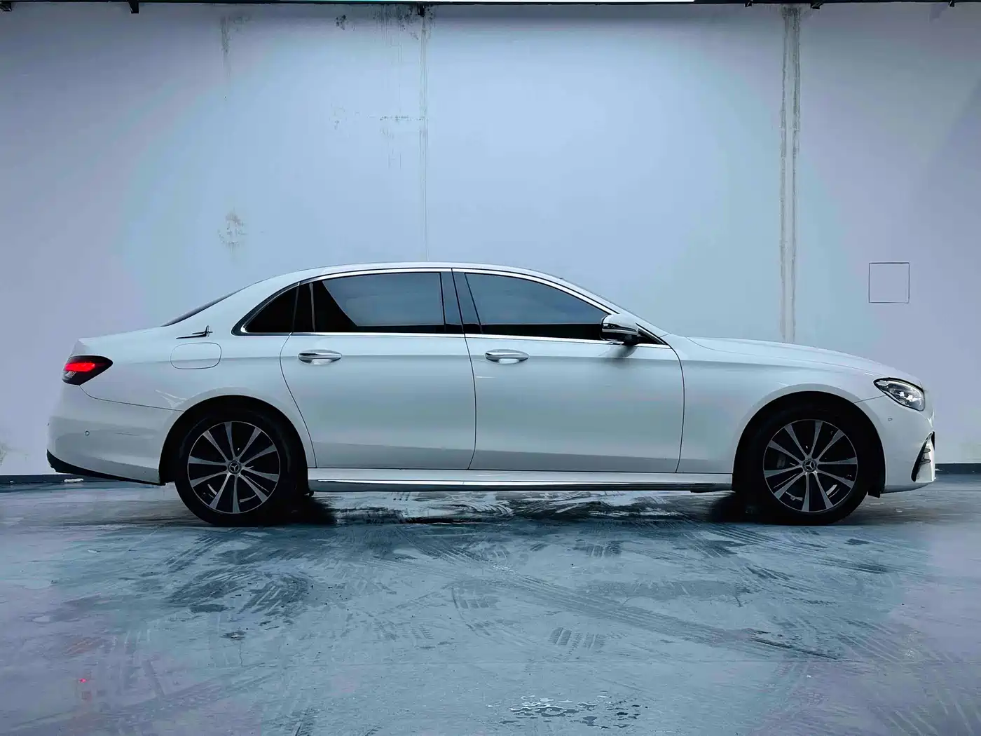 Mercedes-Benz E-Class New Energy 2022 E 350 e L Plug-in Hybrid Sports Sedan фото 14