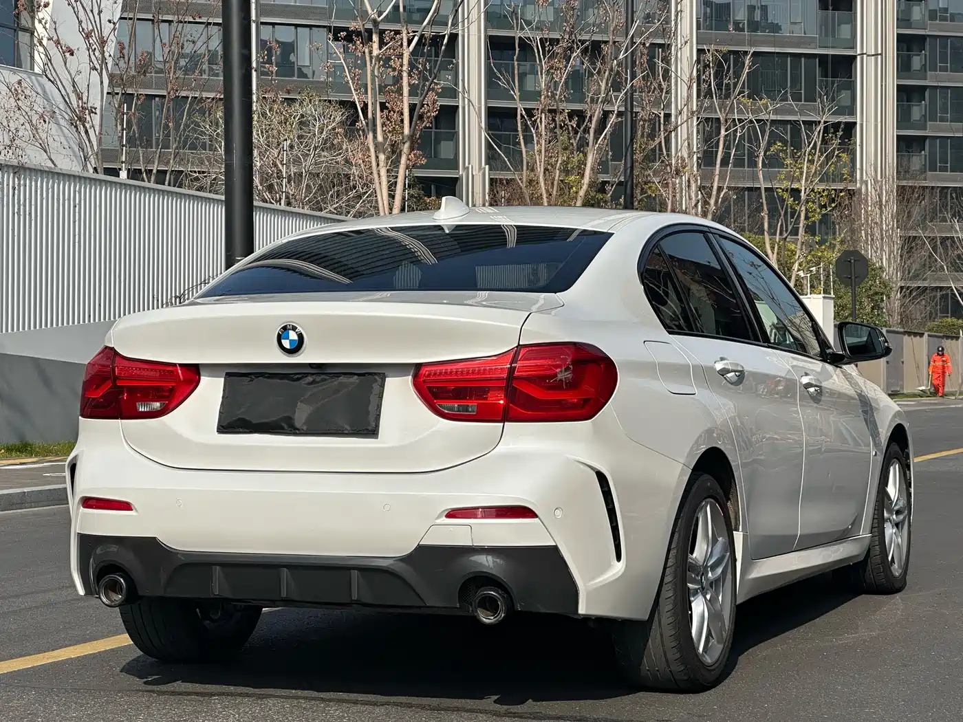 BMW 1 Series 2022 120i M Sport Shadow Edition фото 4