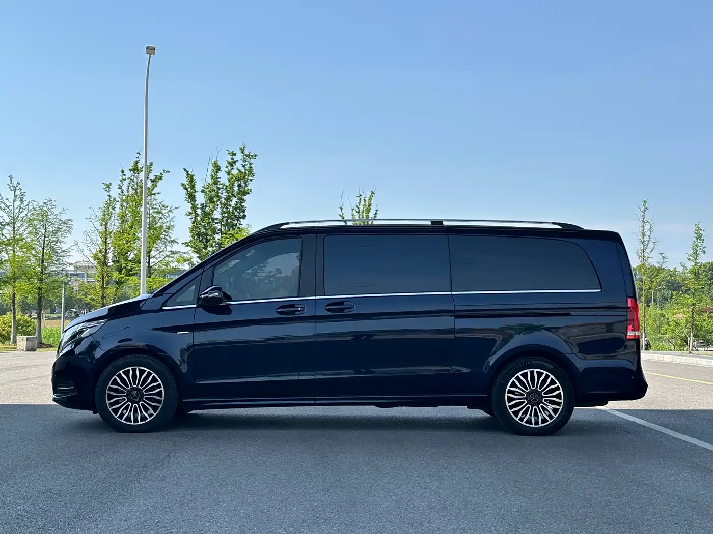 Mercedes-Benz V-Class 2017 Model V 260 L Premium Extended Edition фото 5