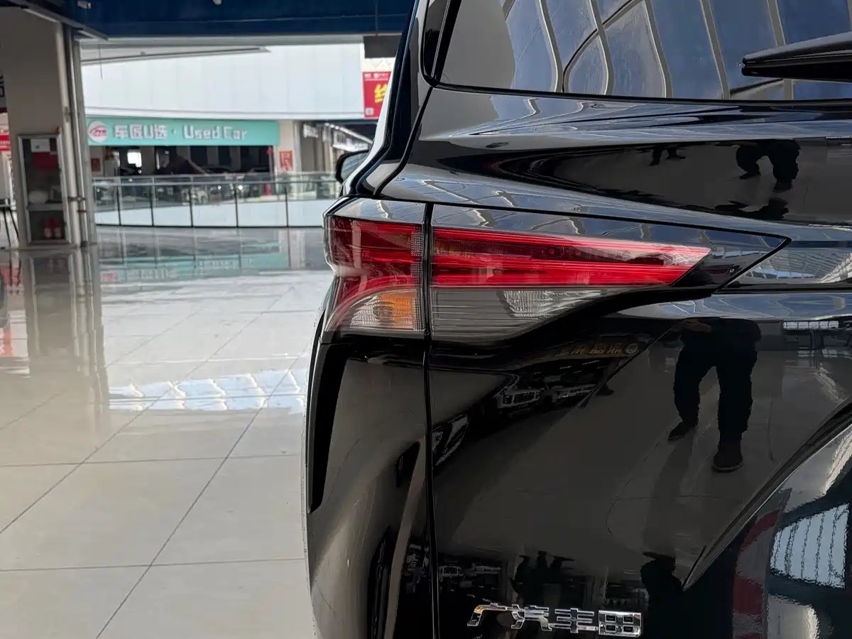 Toyota Sienna 2023 2.5L Hybrid Premium Edition фото 21