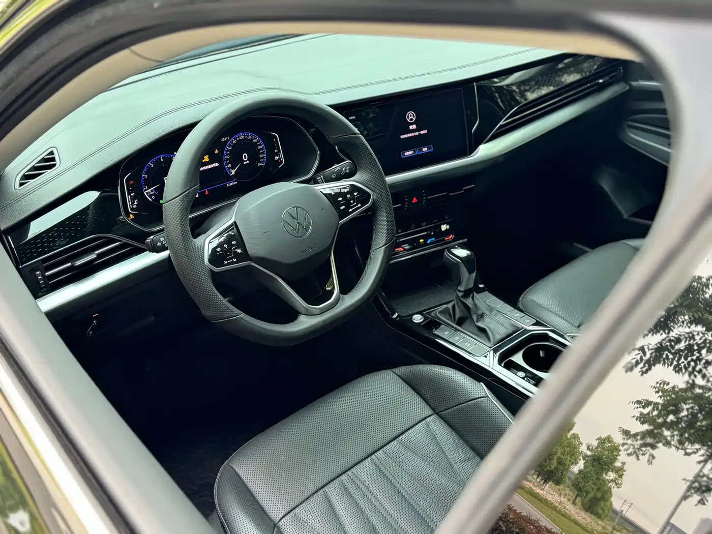 Volkswagen Passat 2022 330TSI Starlight Luxury Edition фото 4