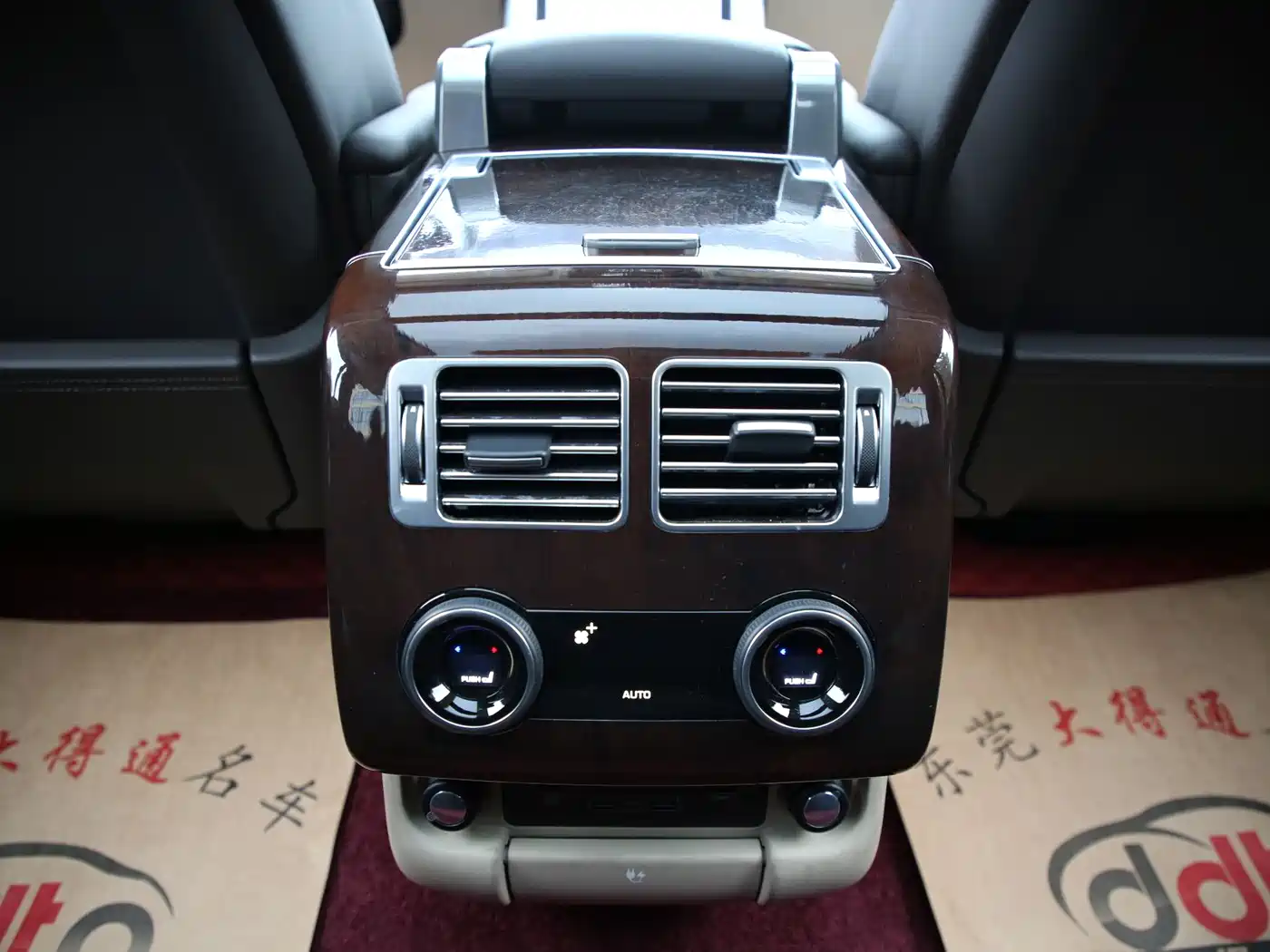 Land Rover Range Rover 2020 3.0 L6 Heritage Extended Edition фото 11