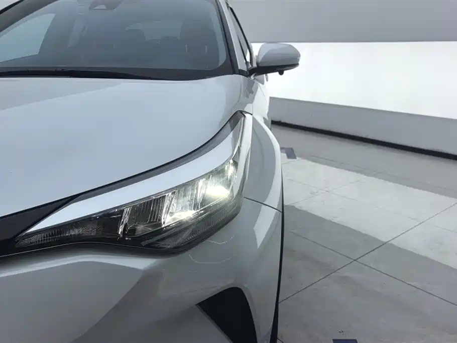 Toyota C-HR 2023 Model 2.0L Premium Edition фото 5