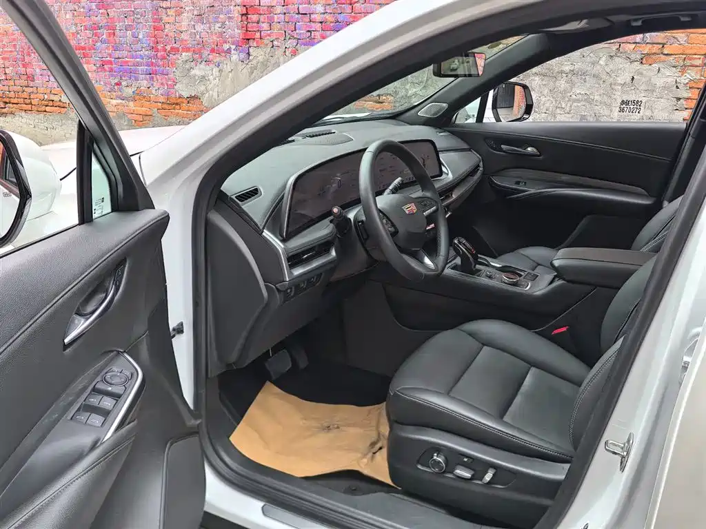 CADILLAC XT4