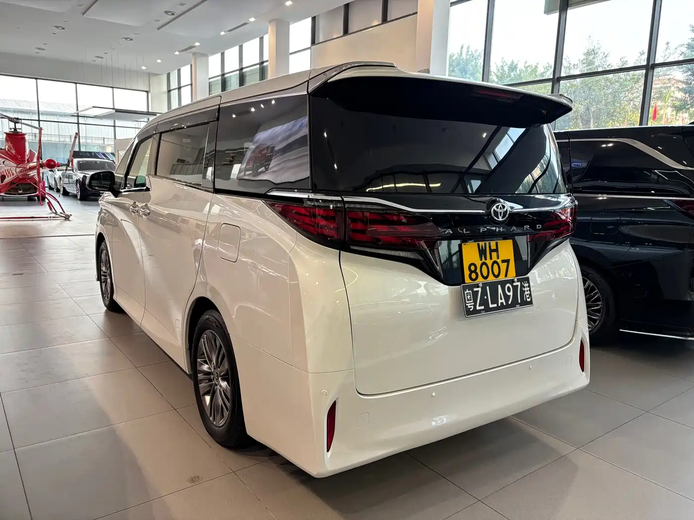 Toyota Alphard 2025 Hybrid 2.5L Ultimate Gold Edition фото 4