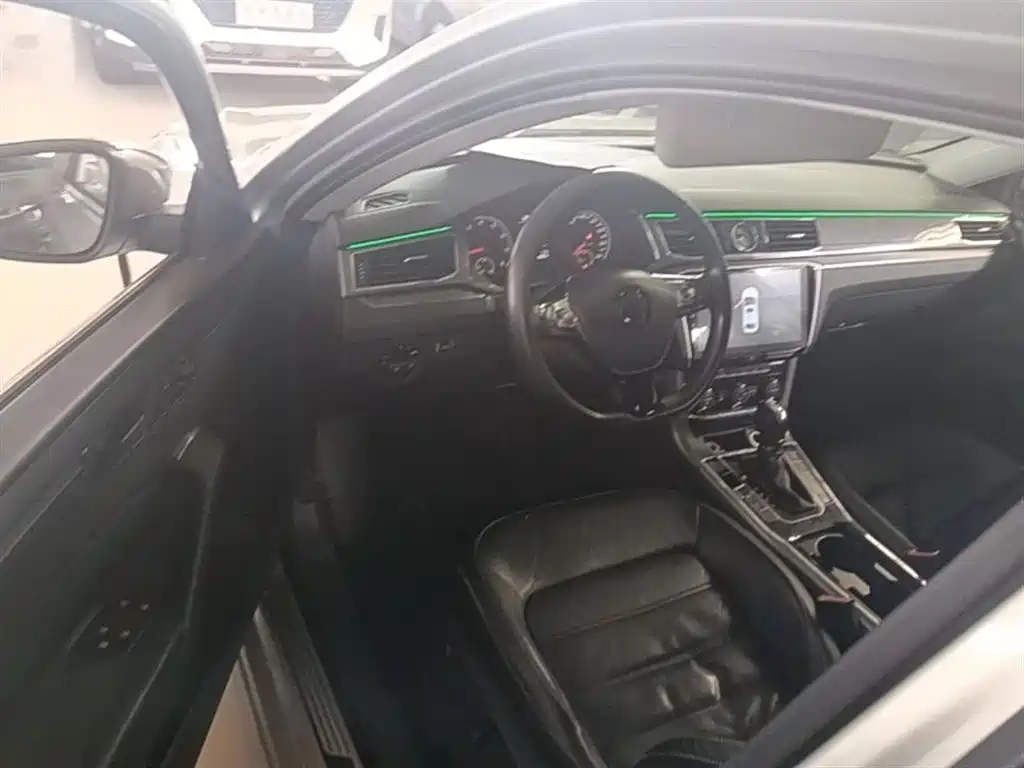 Volkswagen Passat 2016 330TSI DSG Honor Edition фото 16