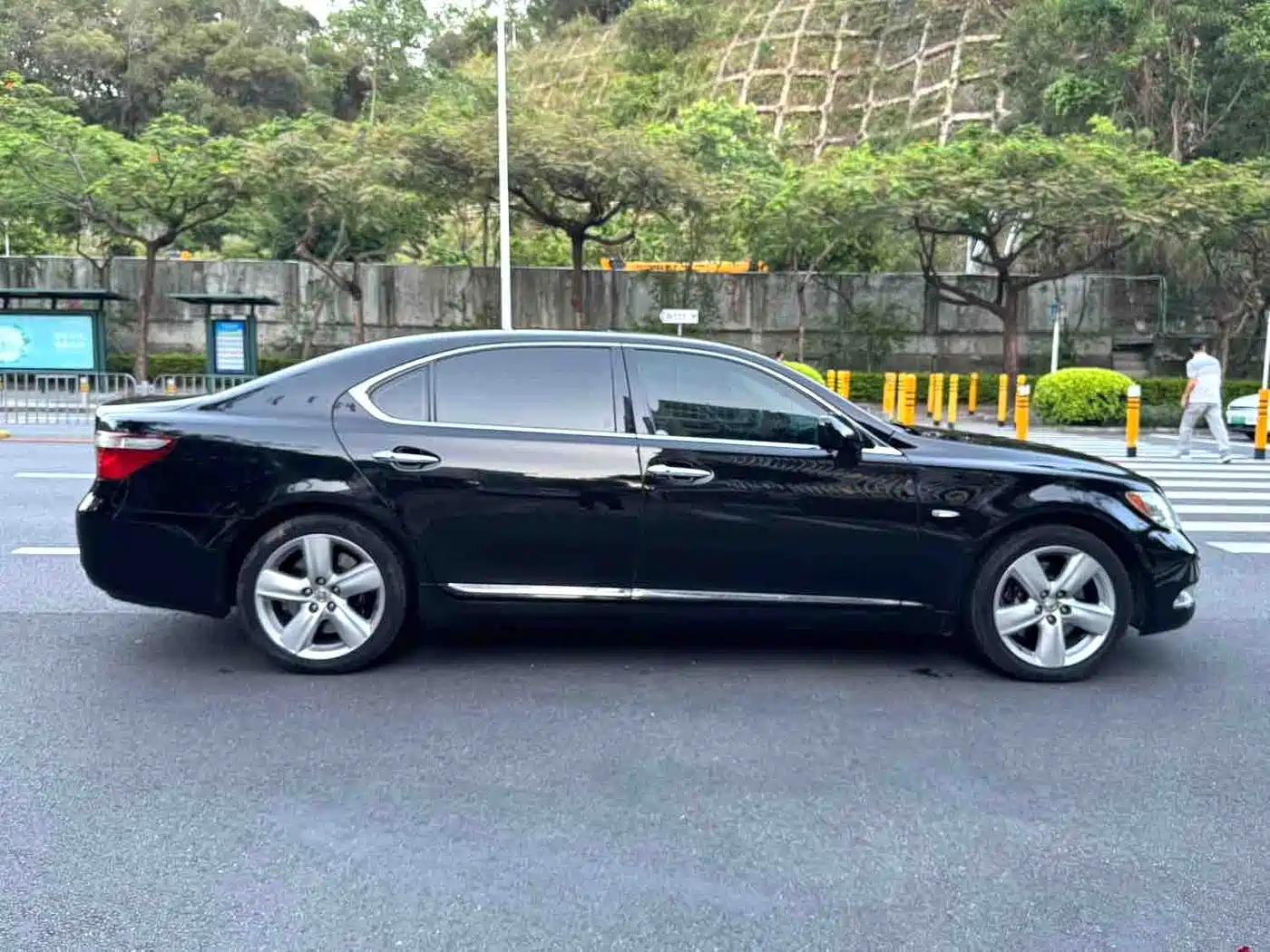 Photo 4 - Lexus LS