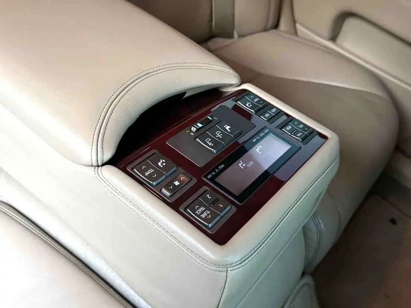 Photo 13 - Lexus LS