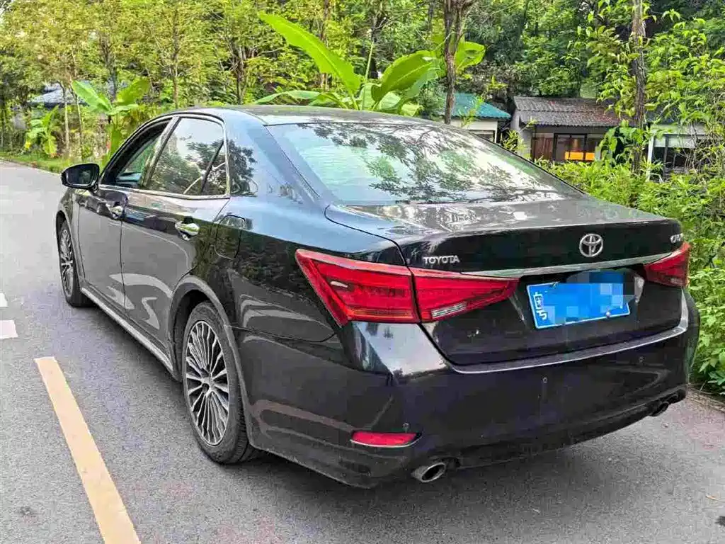 Photo 7 - Toyota Crown