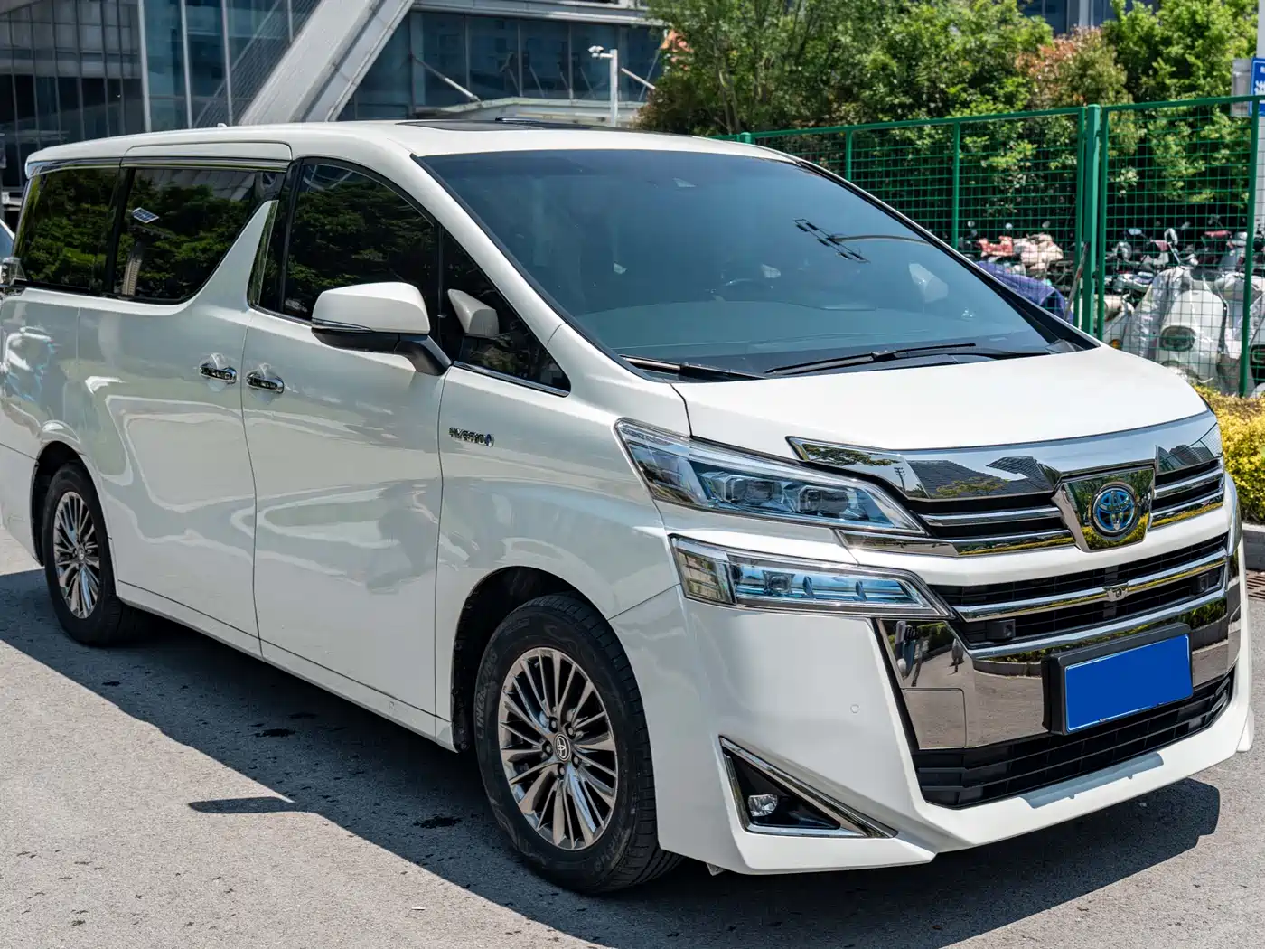 Toyota Vellfire 2020 Twin Engine 2.5L HV Premium Edition фото 3
