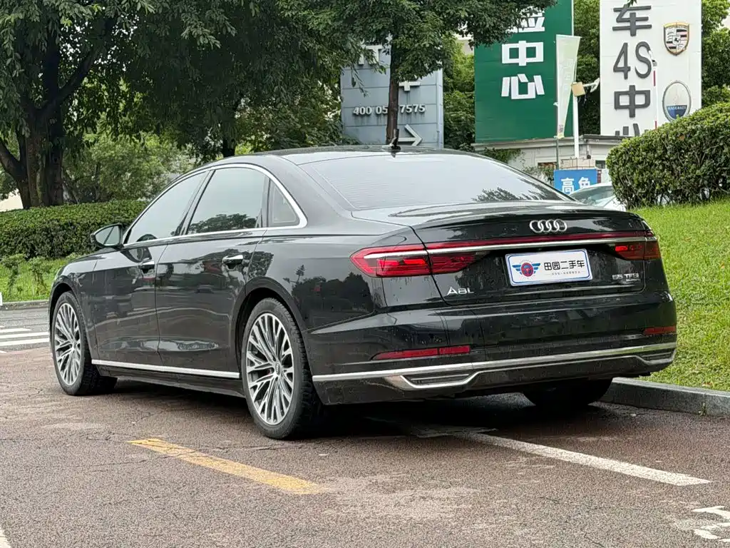 Photo 4 - Audi A8
