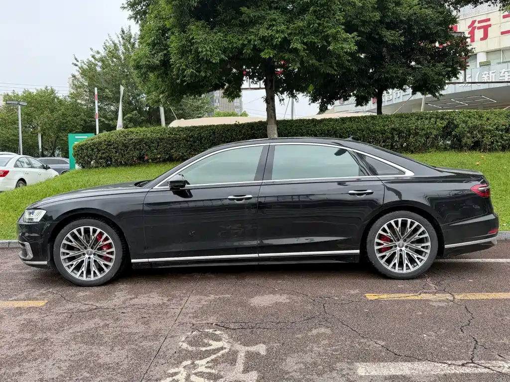 Фото 3 - Audi A8